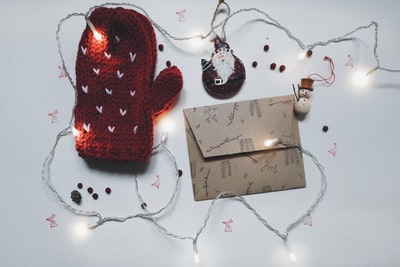 冬天的手套,卡信封和字符串树灯。
